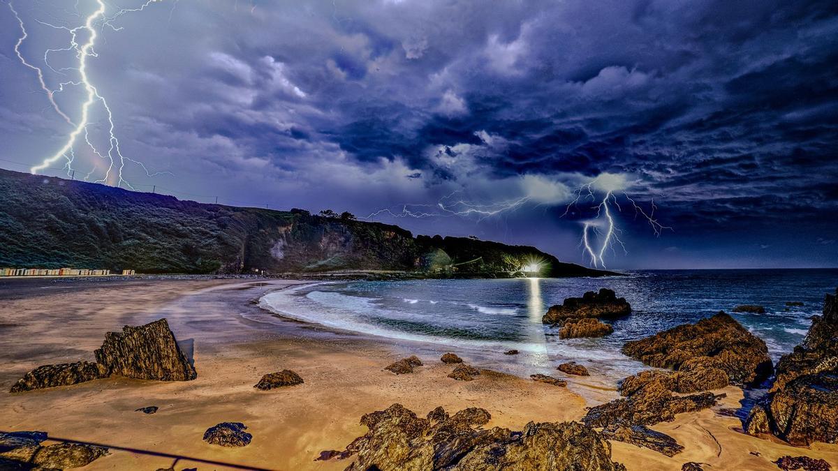 La tormenta sobre la playa Tercera de Luarca.