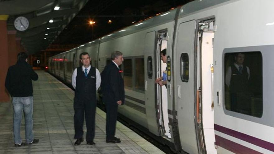 El talgo VI de Madrid en la estación de Urzáiz en su inauguración.