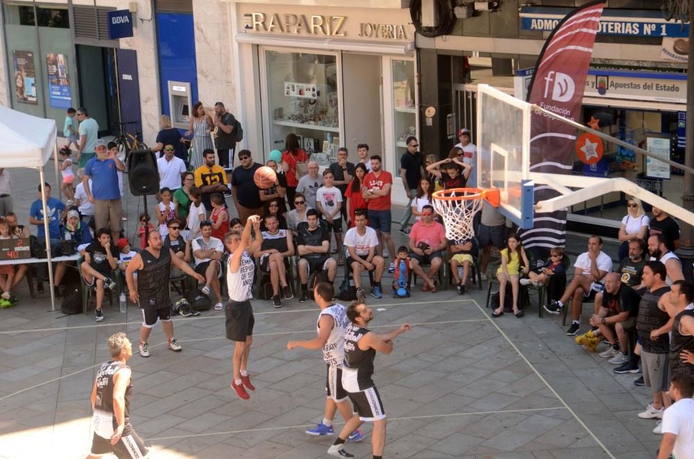 El baloncesto veterano sale a las calles de Vilagarcía. // Noé Parga