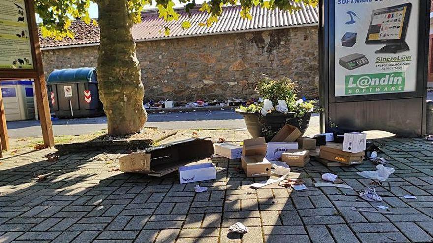 Cajas y papeles tras el mercado en A Bandeira.