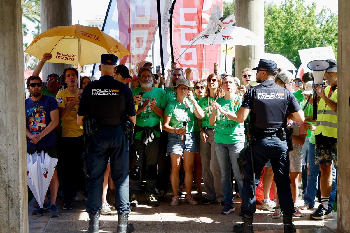 Así ha sido la reunión de los sindicatos con la consellera Carmen Ortí: ha durado 10 minutos después del no rotundo de los sindicatos