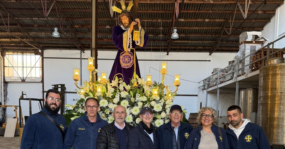 Los cofrades de Jesús Nazareno de Benetússer junto a la imagen restaurada.