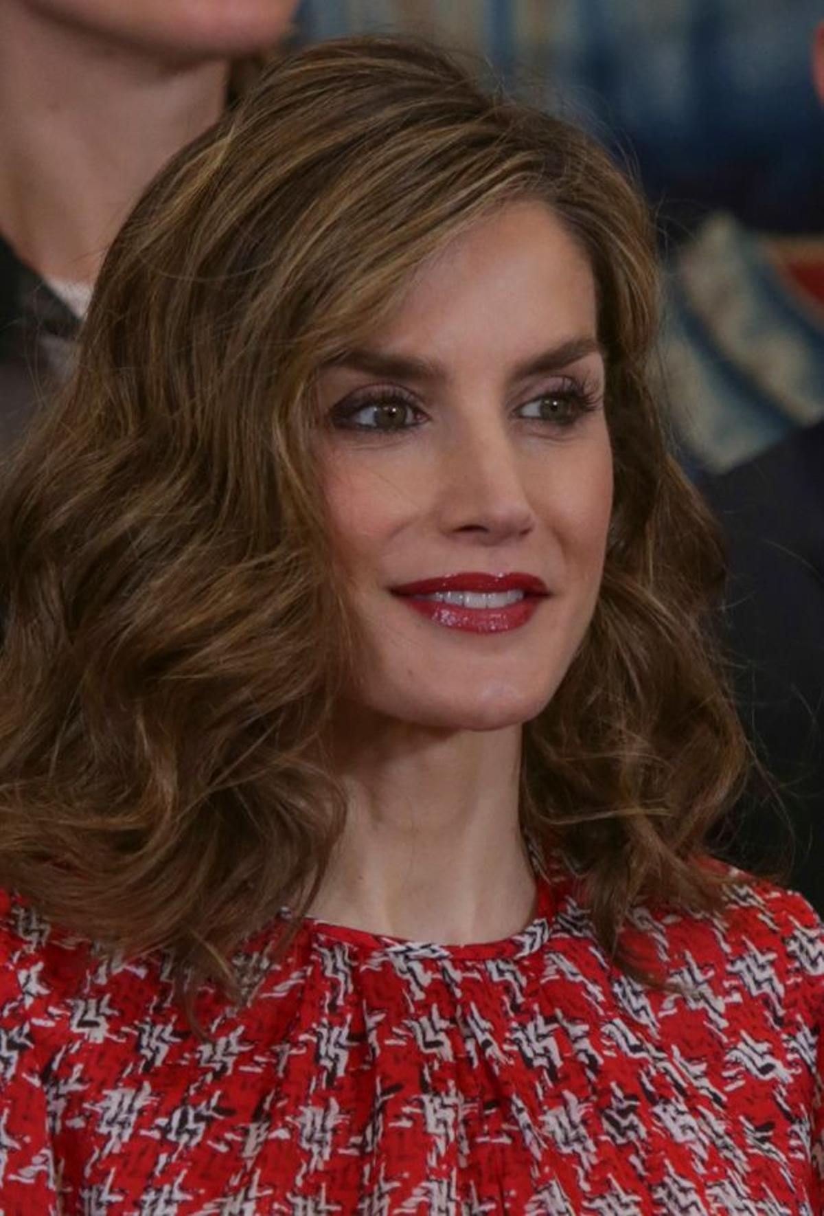 Letizia Ortiz con blusa de Carolina Herrera y la melena rizada