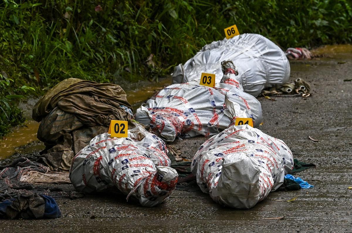 Equipos de rescate trabajan buscan desaparecidos tras una avalancha en Quetame, Colombia