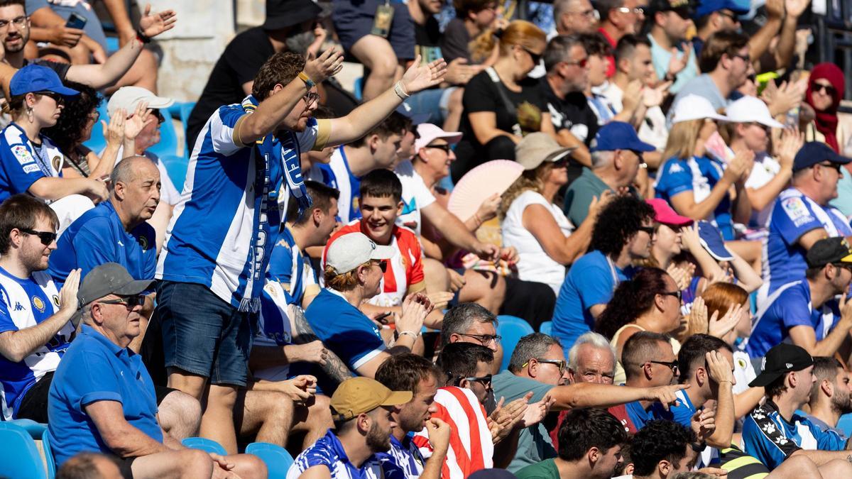 Aficionados en la grada del Rico Pérez, en un partido de esta temporada.
