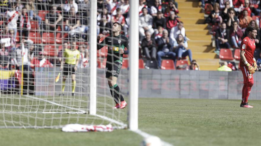 El Elche da el golpe en Vallecas