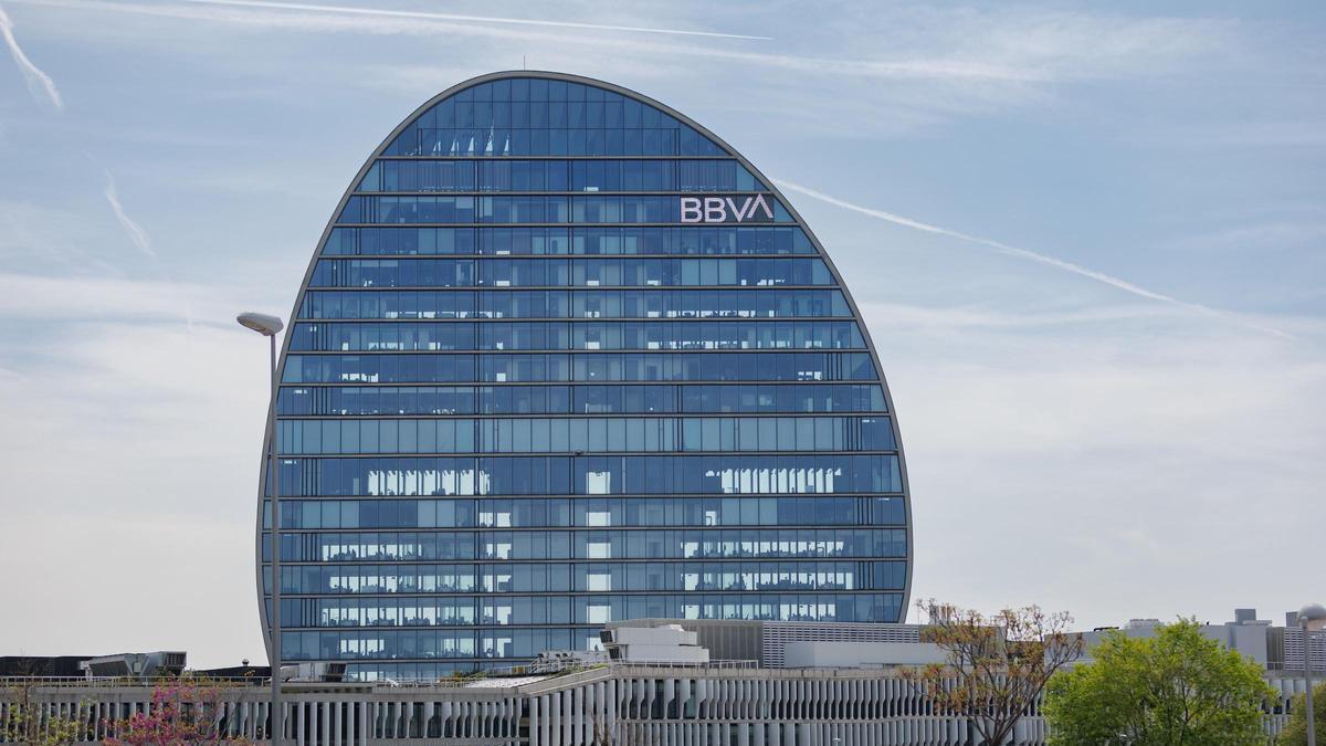 Fachada del banco BBVA en Madrid.