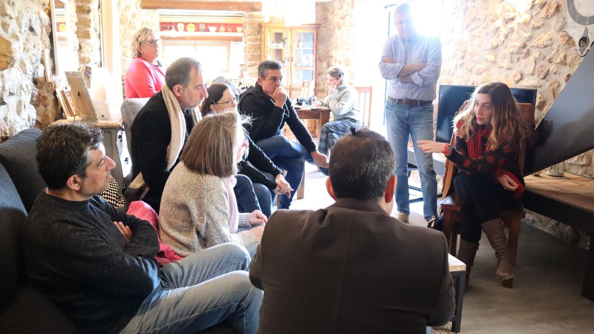 Isaura Navarro y Carles Mulet se ha reunido en les Coves con miembros de la asociación Nostra Terra.