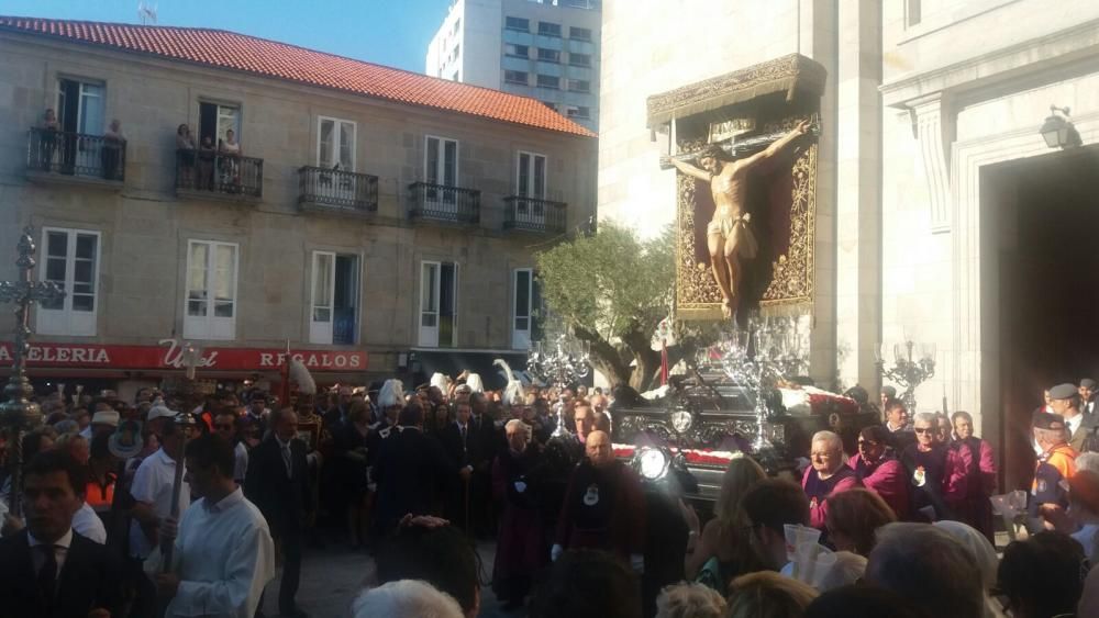 La imagen del Cristo de la Victoria abandona la Colegiata y se inicia la procesión.