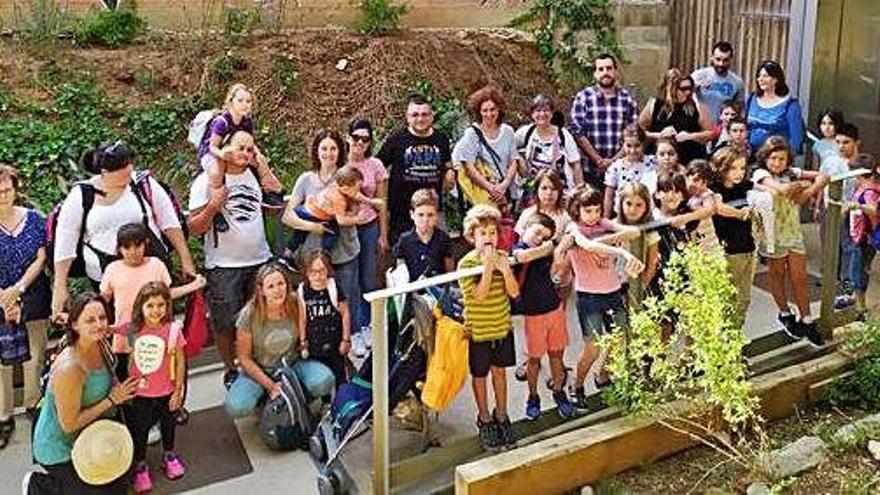 Un moment de la protesta a la porta de l&#039;ascensor.