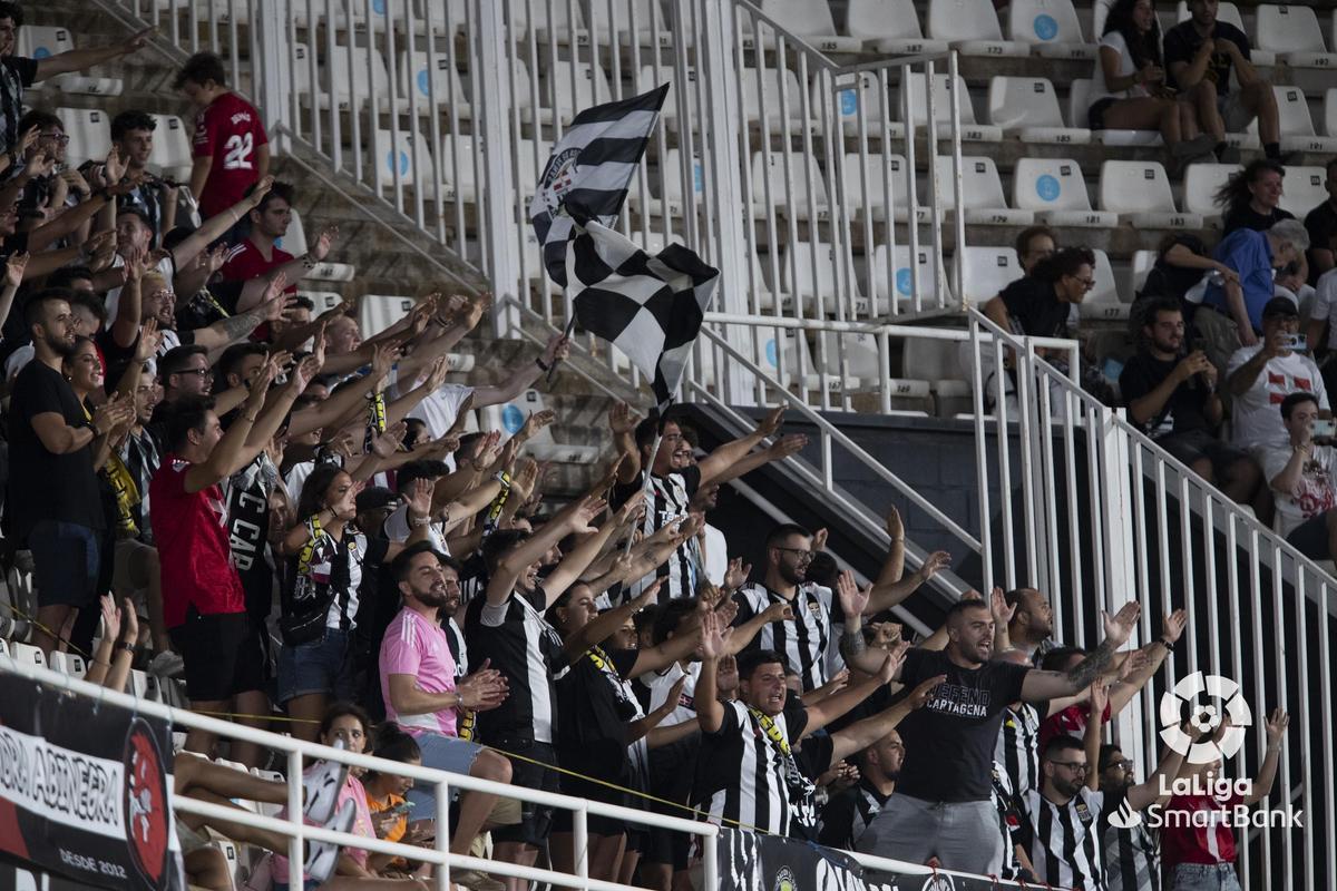 Aficionados del FC Cartagena animando a su equipo en el Cartagonova