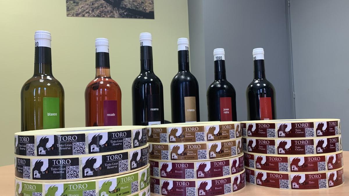 Botellas de vino con las contraetiquetas del sello de calidad toresano