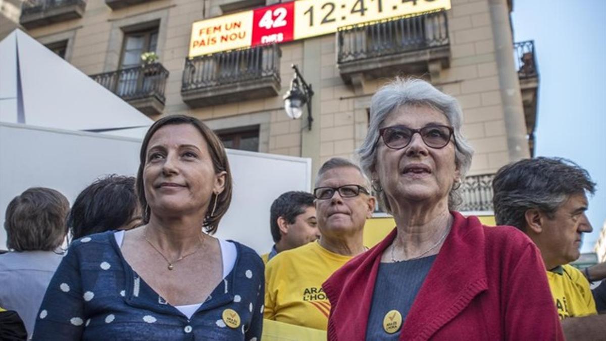 Carme Forcadell y Muriel Casals, el pasado 27 de septiembre en la plaza de Sant Jaume, ante el marcador de cuenta atrás para la consulta de 9-N.