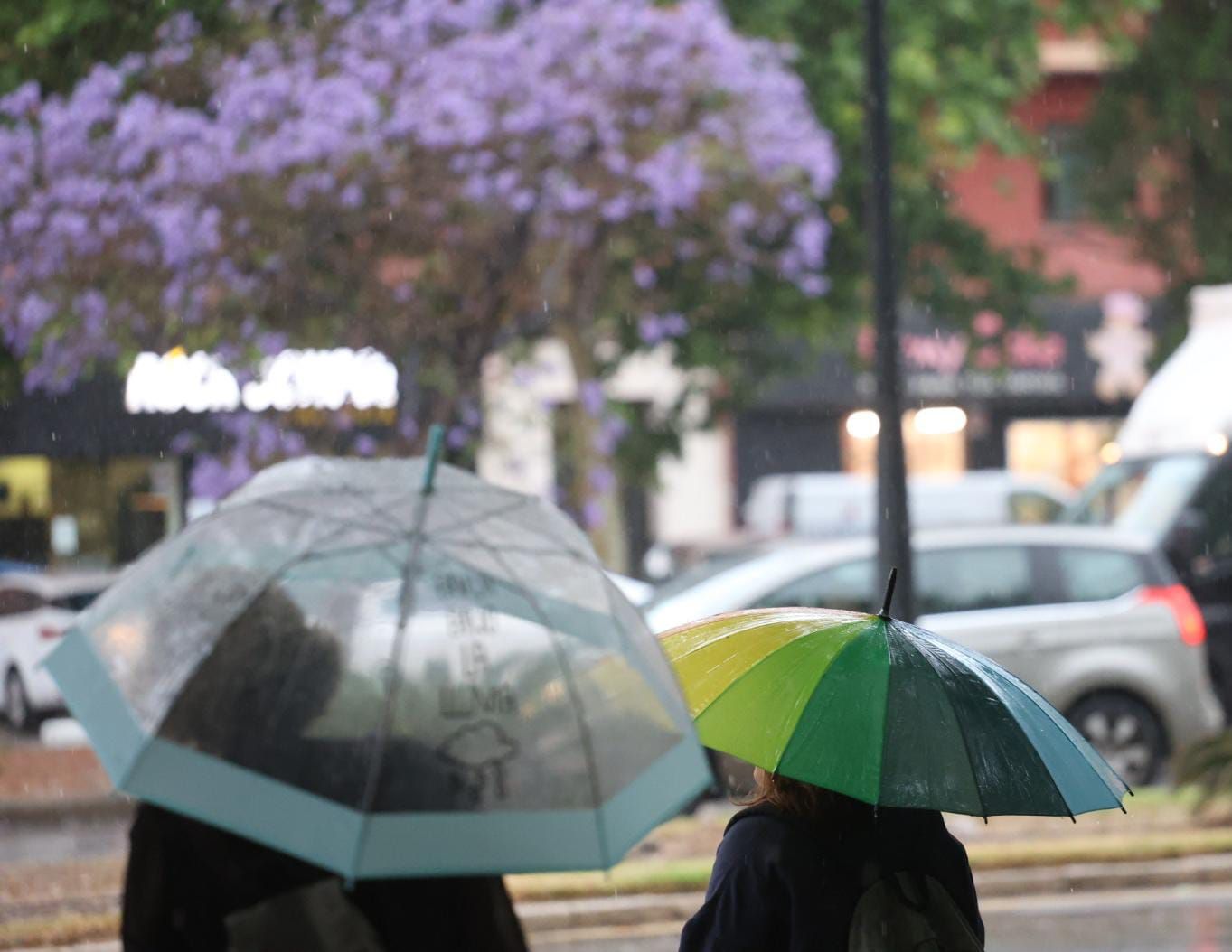 La lluvia descarga con fuerza en València