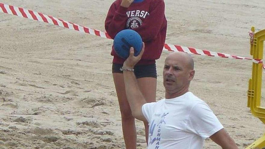 Ramón Callejón, en un partido de balonmano playa.