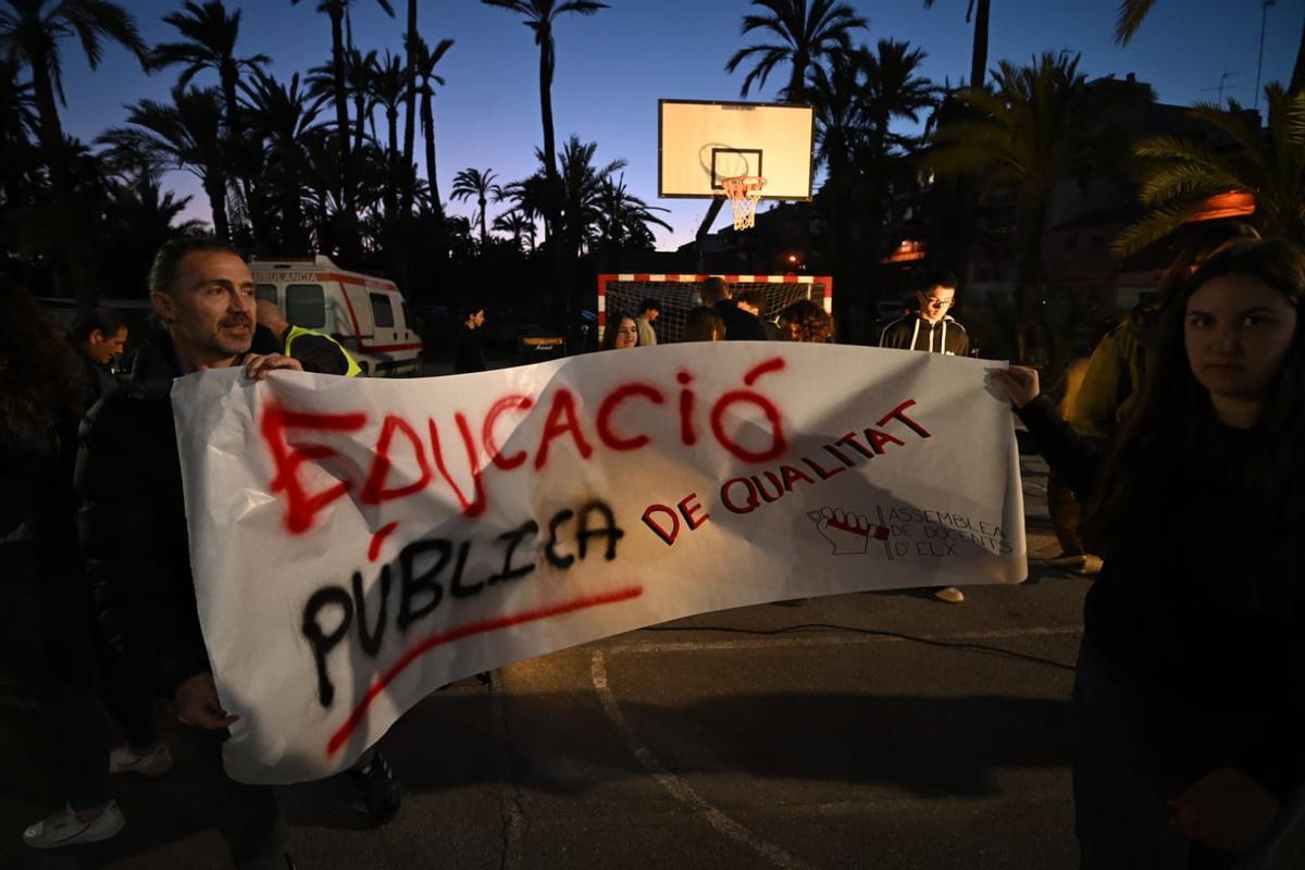 Cincuenta profesores del IES La Torreta de Elche se encierran para reclamar mejoras en la educación pública Cincuenta profesores del IES La Torreta de Elche se encierran para reclamar mejoras en la educación pública