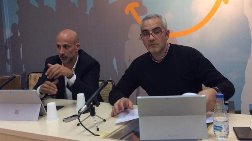 Ferran Fernández i Xavier Serramalera, exposant els resultats.