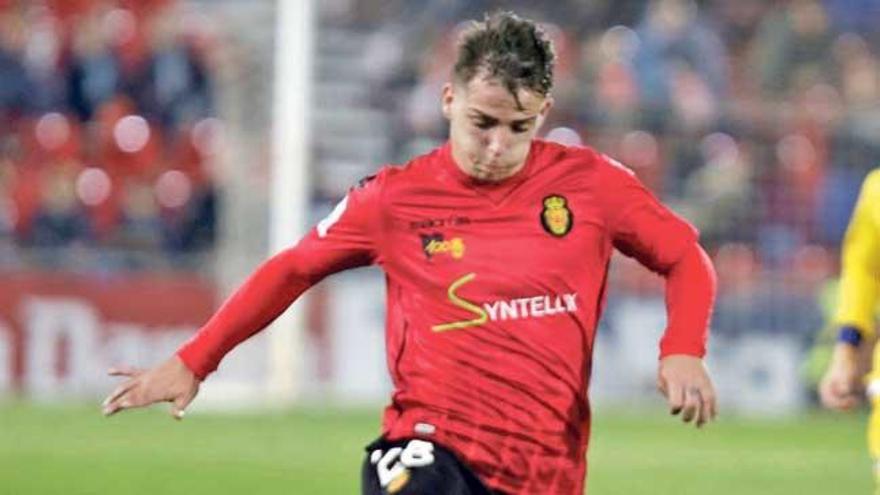 Brandon conduce el balón durante el partido del pasado sábado ante el Alcorcón.