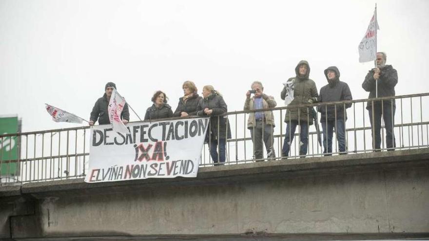Los afectados por el parque ofimático, concentrados, ayer, en la pasarela peatonal sobre Alfonso Molina.