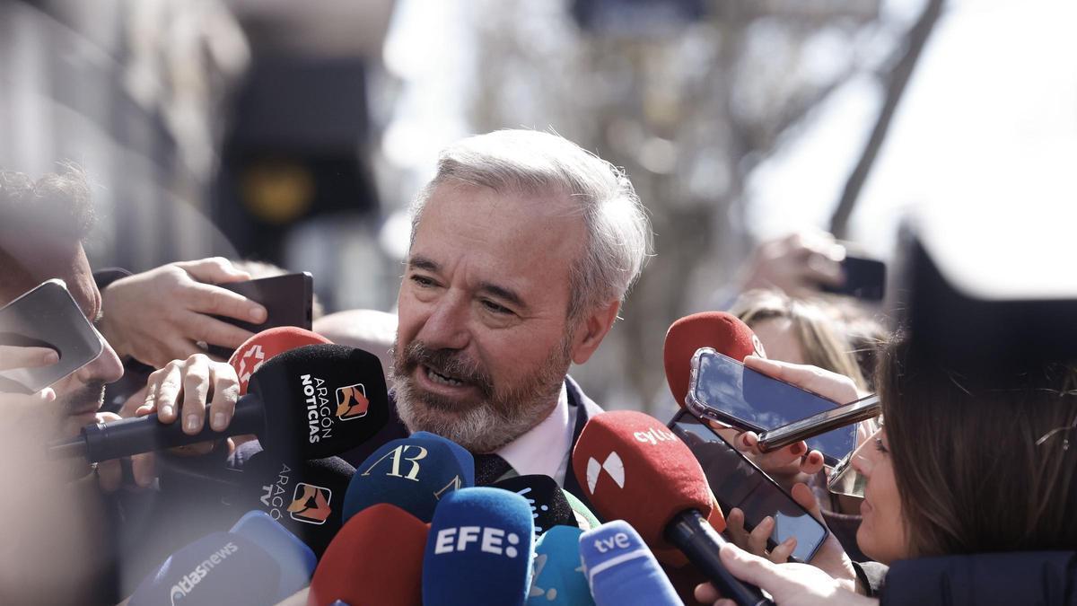 Azcón matiza las prisas de Feijóo para pactar con Vox en Aragón antes de abril