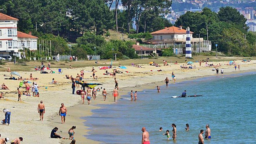 La playa de Rodeira, el pasado fin de semana, después de reabrirse al baño tras un episodio de contaminación microbiológica.