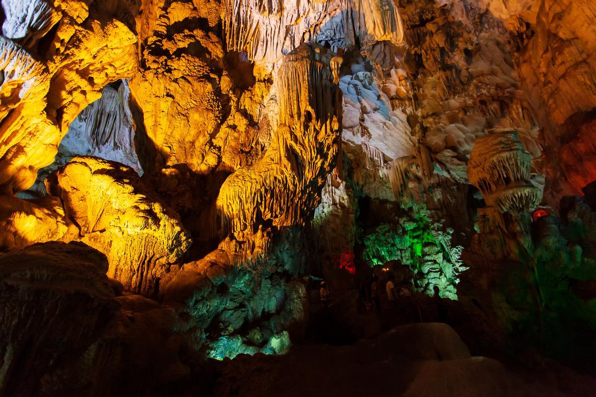 La Cueva de Sung Sot Es conocida como "Cueva Sorpresa" porque su entrada estrecha da paso a dos cámaras gigantescas con techos altos y formaciones únicas.