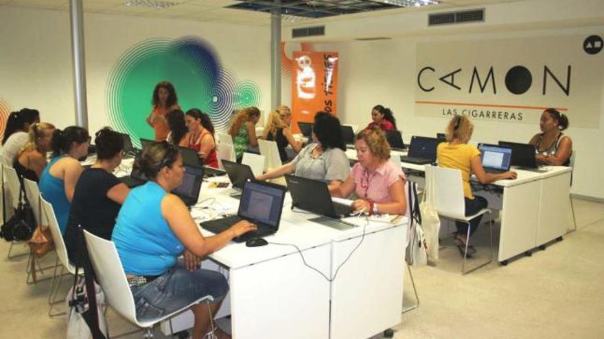 Medio centenar de mujeres gitanas encuentra trabajo a través de la Obra Social CAM