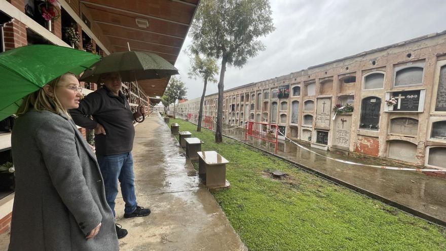 La vicealcaldesa y concejala de Servicios Públicos, Maria Fajardo, con uno de los técnicos responsables del cementerio, durante una visita realizada esta semana al camposanto municipal de Vila-real. | MEDITERRÁNEO