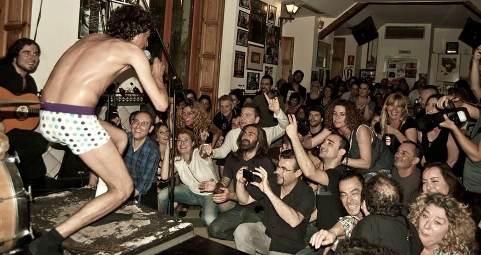 Tomasito, con sus calzoncillos de Epi y Blas, liándola en un concierto en el Candela