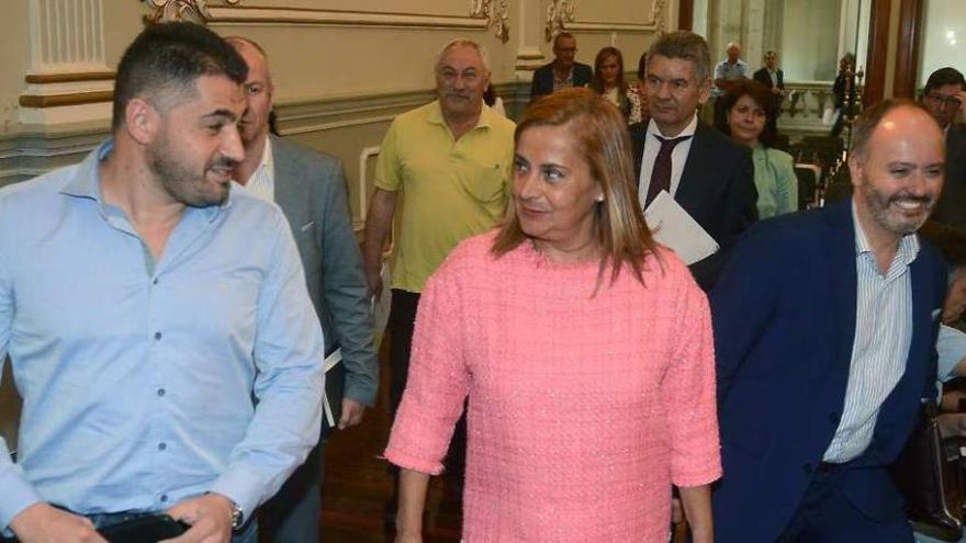 Carmela Silva llega al pleno de la Diputación con miembros del gobierno provincial. // Rafa Vázquez