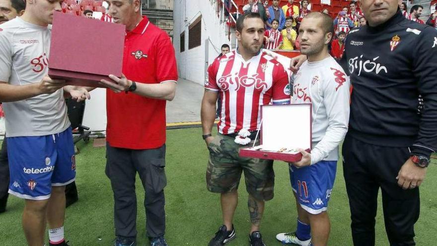 Ultra Boys distinguen a Jorge Meré como el mejor jugador de la temporada y Lora y Abelardo recogen una placa para toda la plantilla.