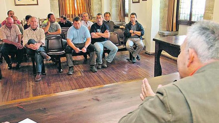 Francisco Vázquez -en primer término- durante la reunión de ayer con ganaderos del concejo de Ribadesella.