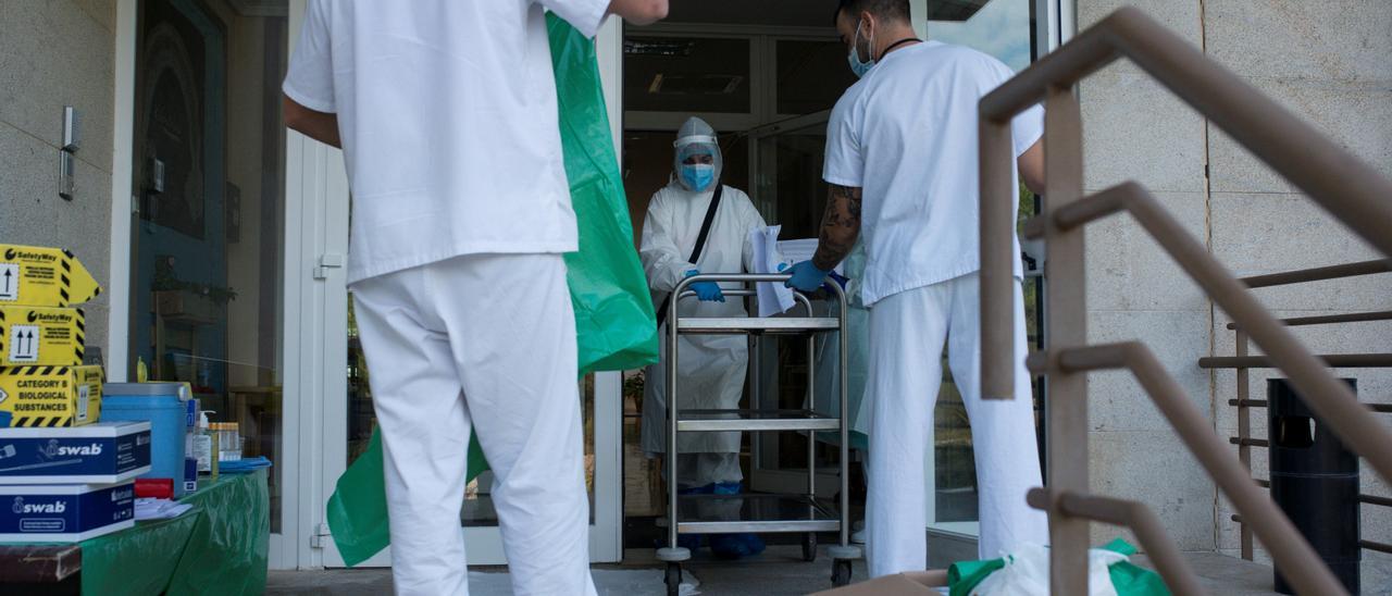 Sanitarios a las puertas de un geriátrico.