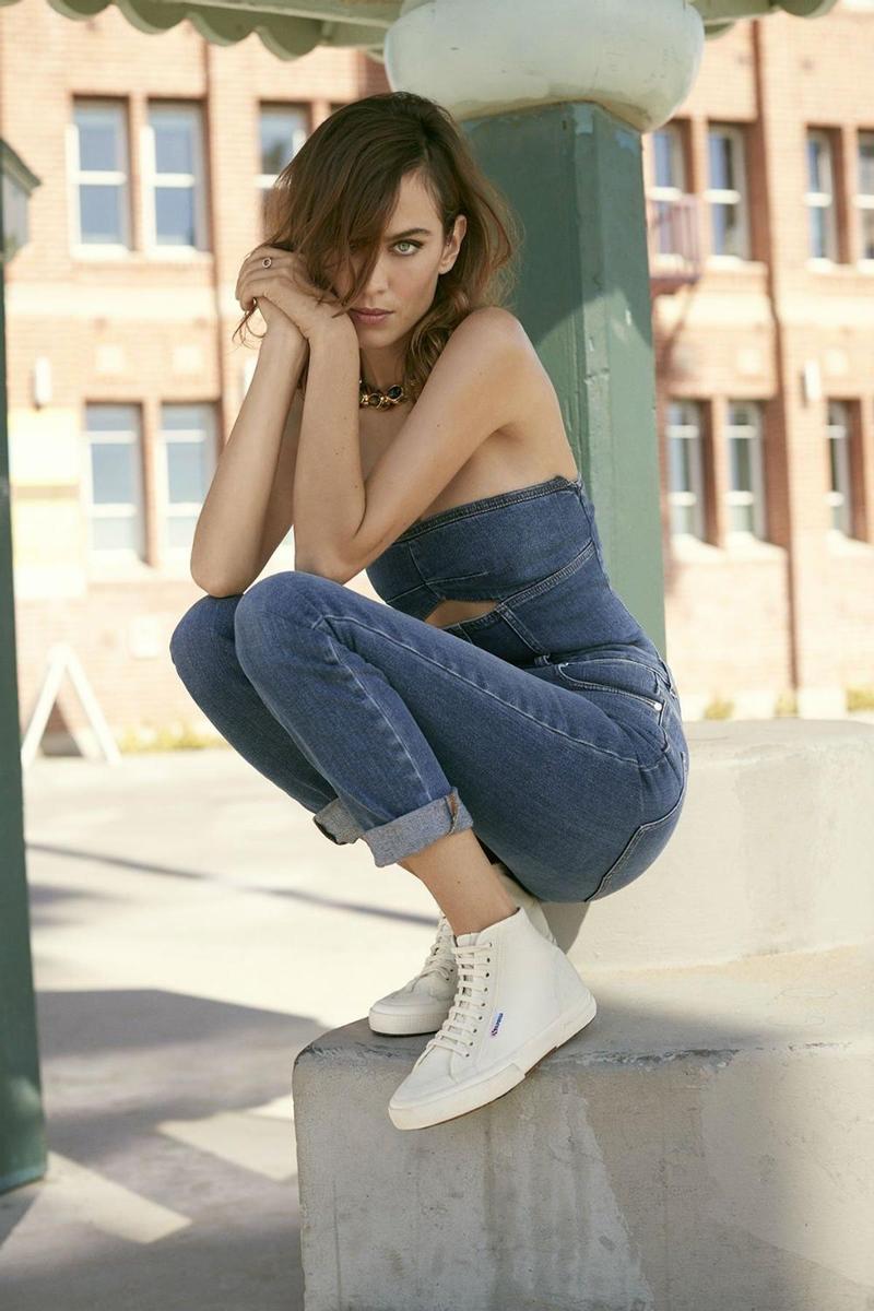 Alexa Chung para Superga con look 'total denim'