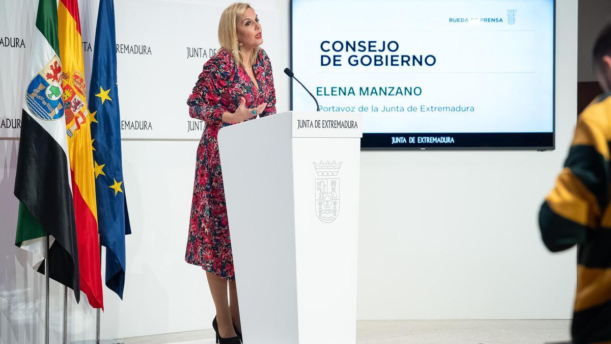 La portavoz y consejera de Hacienda y Administración Pública, Elena Manzano, ayer en rueda de prensa.