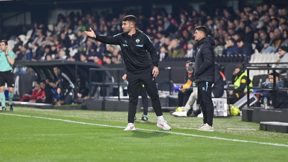 Sergi Ripollés, durante el Castellón-Mirandés, junto a Pablo Hernández.