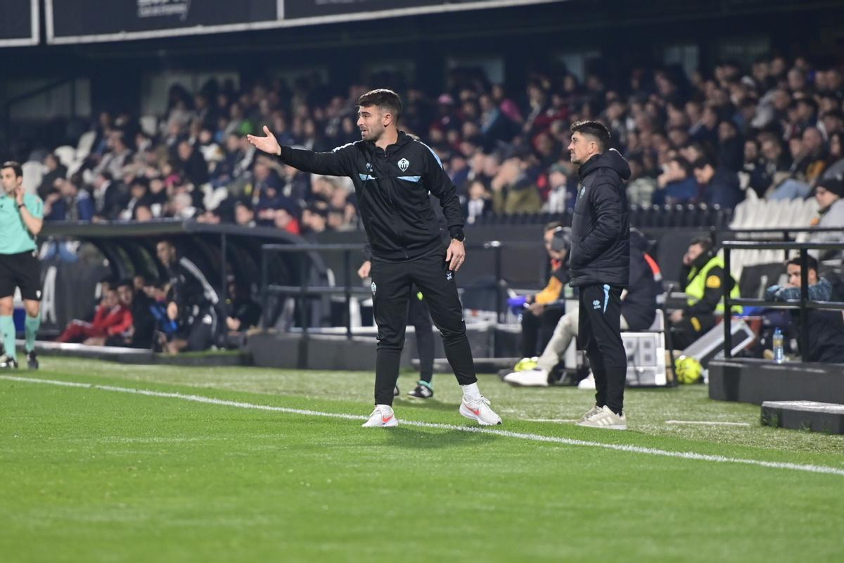 Sergi Ripollés, durante el Castellón-Mirandés, junto a Pablo Hernández.