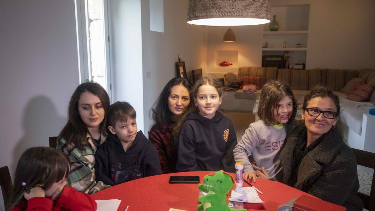 Las hermanas Svitlana Kransniaska y Alina Herasimchuk y sus hijos pequeños han sido acogidos por la familia de Antònia Genovart y Jaume Femenias en Sant Llorenç des Cardassar