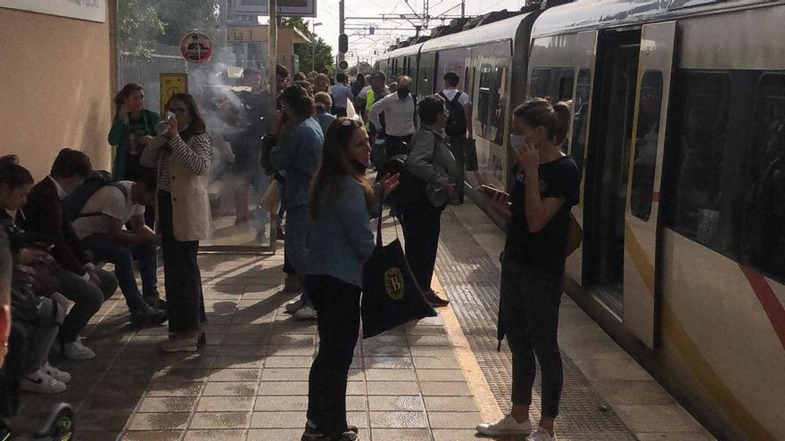 Viajeros parados en la estación de Marratxí como consecuencia de la avería en Binissalem.