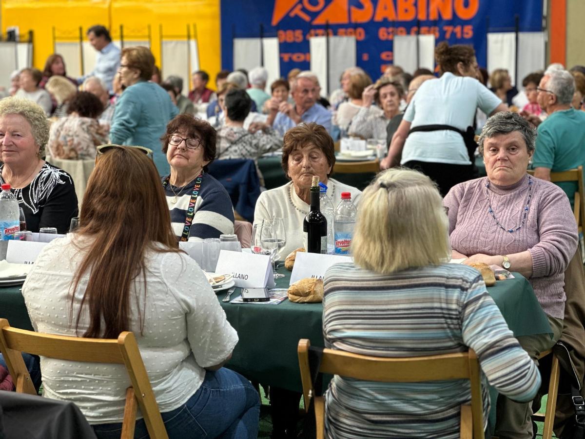 En imágenes: más de 200 personas se reúnen en Luarca gracias al programa Rompiendo Distancias