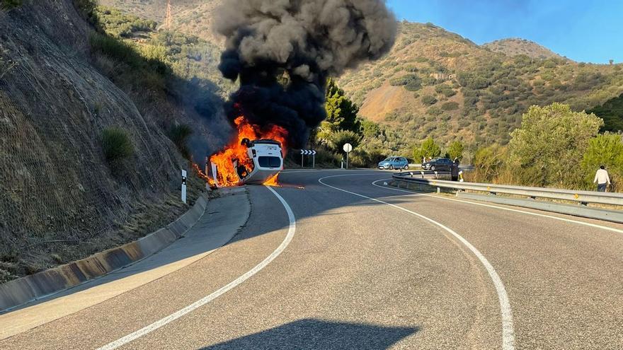 Un cotxe en flames obliga a fer un pas alternatiu a la carretera N-260 entre Colera i Portbou