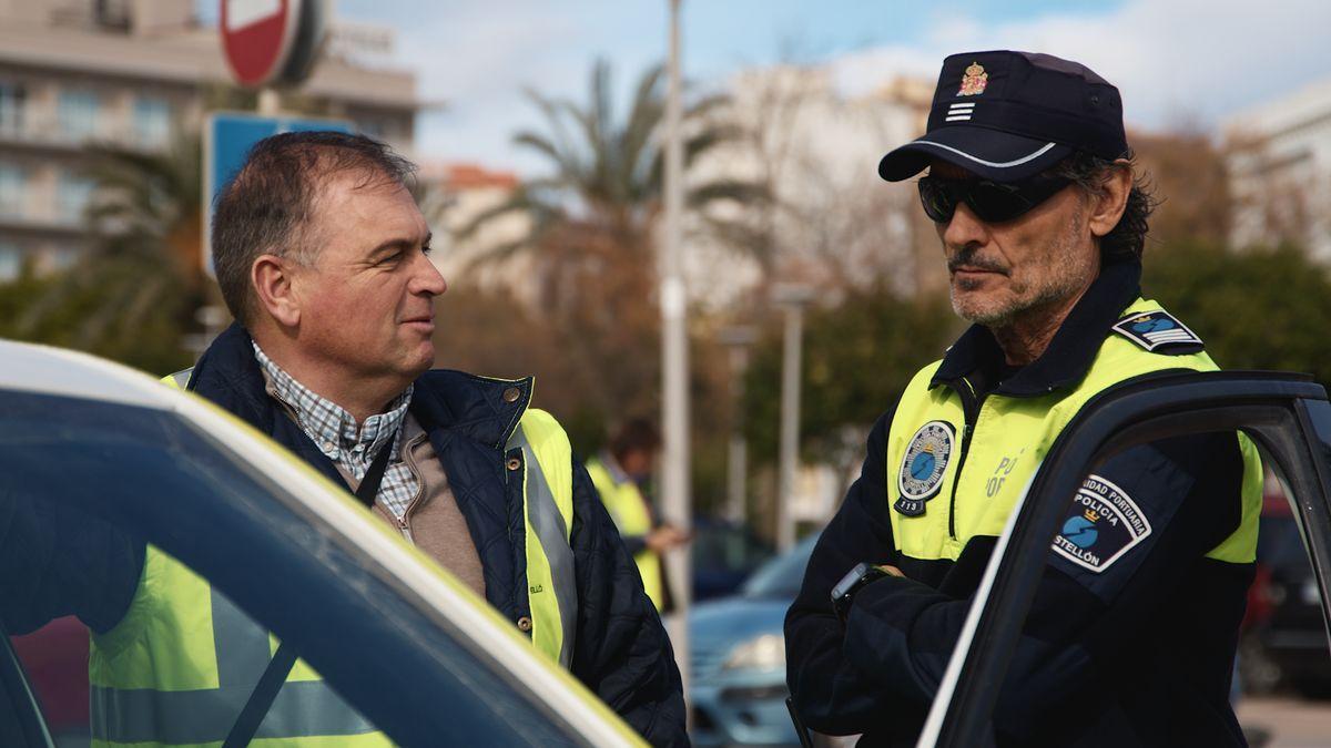 El jefe de división de la Policía Portuaria (izda.), Luis Oria, junto a otro agente, en PortCastelló.