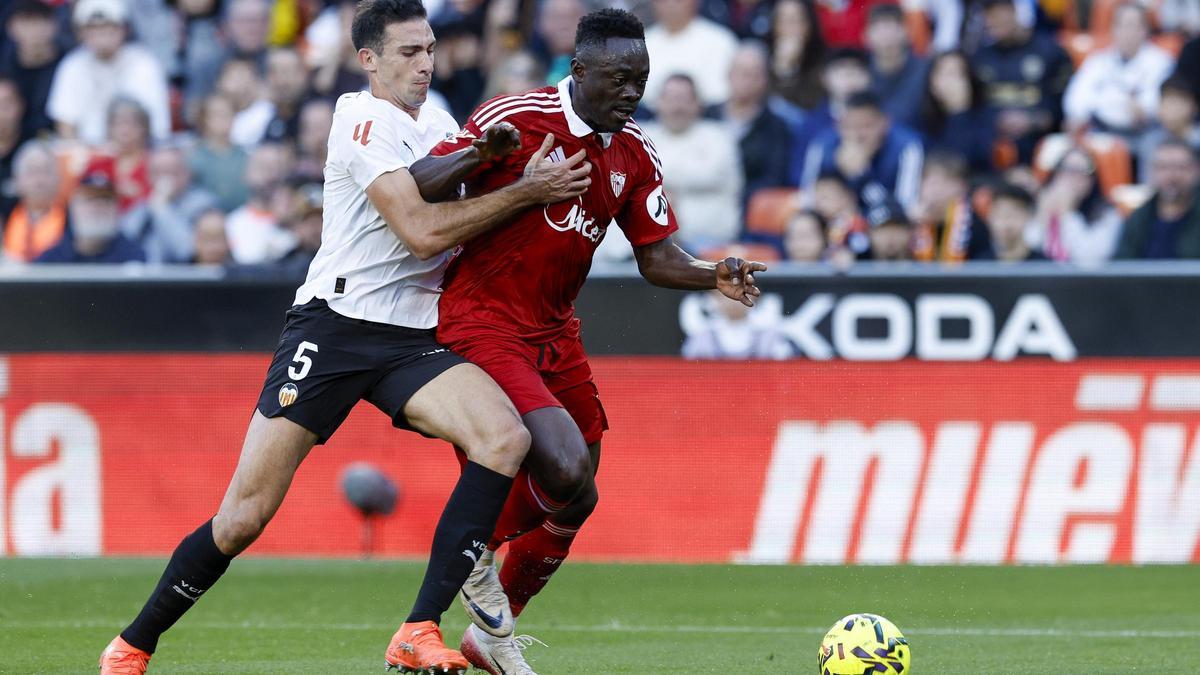 Tárrega perseguix el davanter sevillista Akor Adams, diumenge passat, a Mestalla