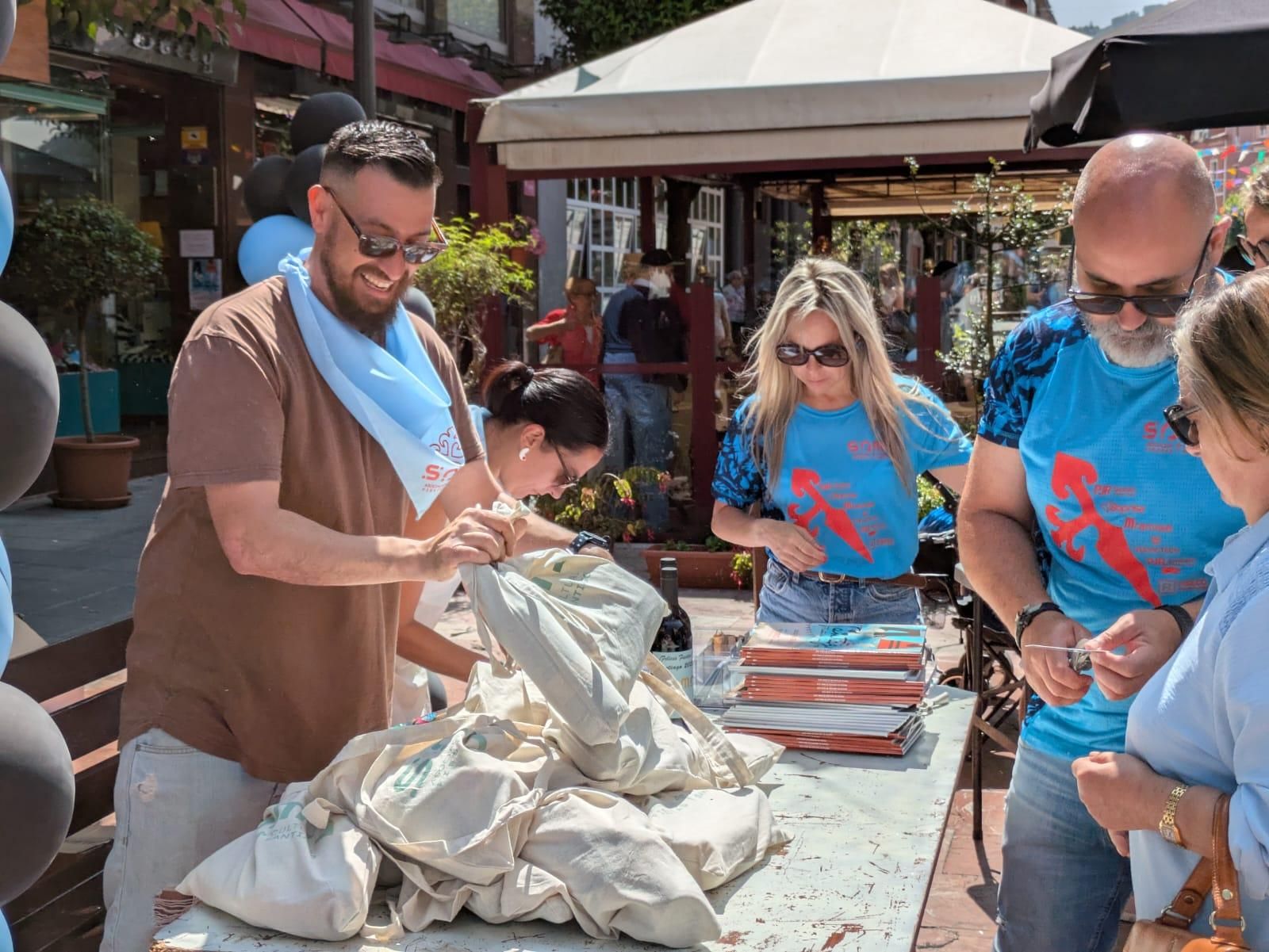 Jira y reparto del bollo en las fiestas de Santiago en Sama de Langreo