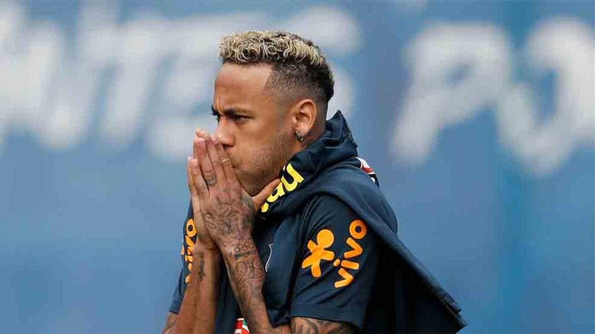 Neymar mostrando signos de preocupación durante una sesión de entrenamiento
