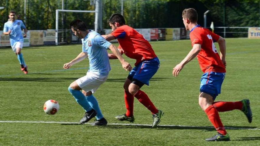 Un jugador del Moaña protege el balón durante el encuentro de ayer. // Gonzalo Núñez