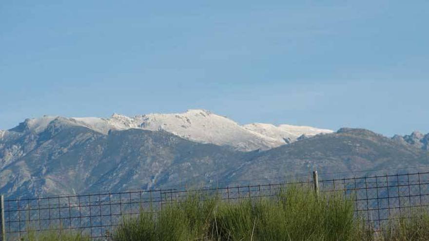 Las montañas del norte de Cáceres reciben los primeros copos de nieve del otoño