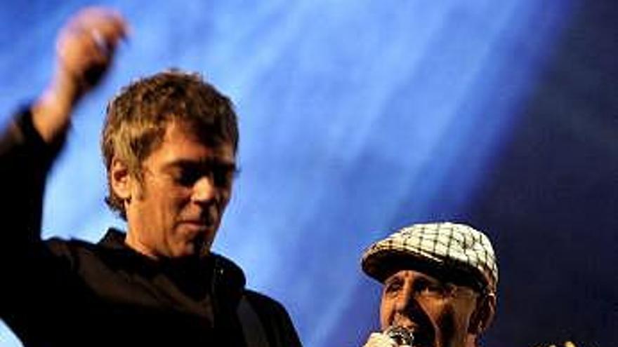 Alejo Stivel, vocalista de la banda hispano-argentina Tequila, junto al guitarrista Ariel Rot, en la actuación que ha supuesto la vuelta de la banda a los escenarios tras 25 años, hoy, en la segunda jornada del Bilbao BBK Live Festival, en la capital vizcaína.