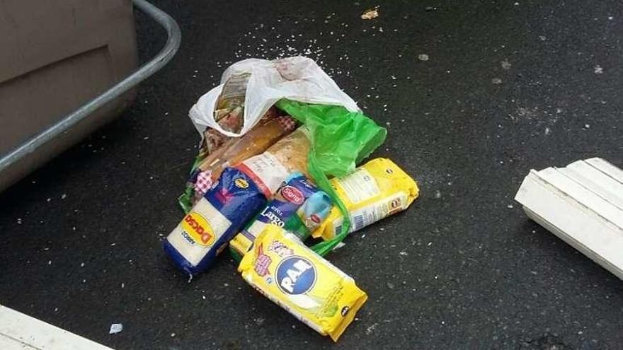 Aparecen bolsas con comida en cubos de basura de Lalín