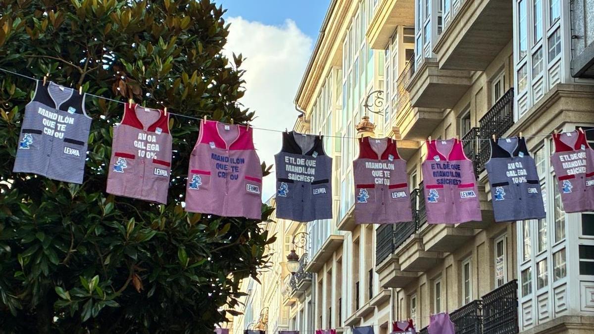 Leyma celebra el Día de Galicia sacando los mandilones de las abuelas a la calle /